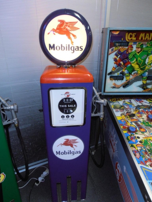 Mobil Petrol Bowser With Light Up Gobe